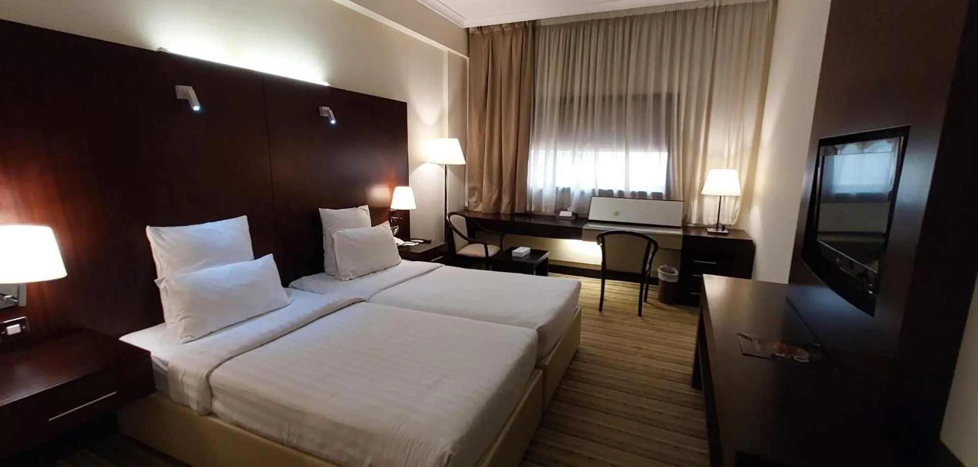 Aavri Hotel Дубай