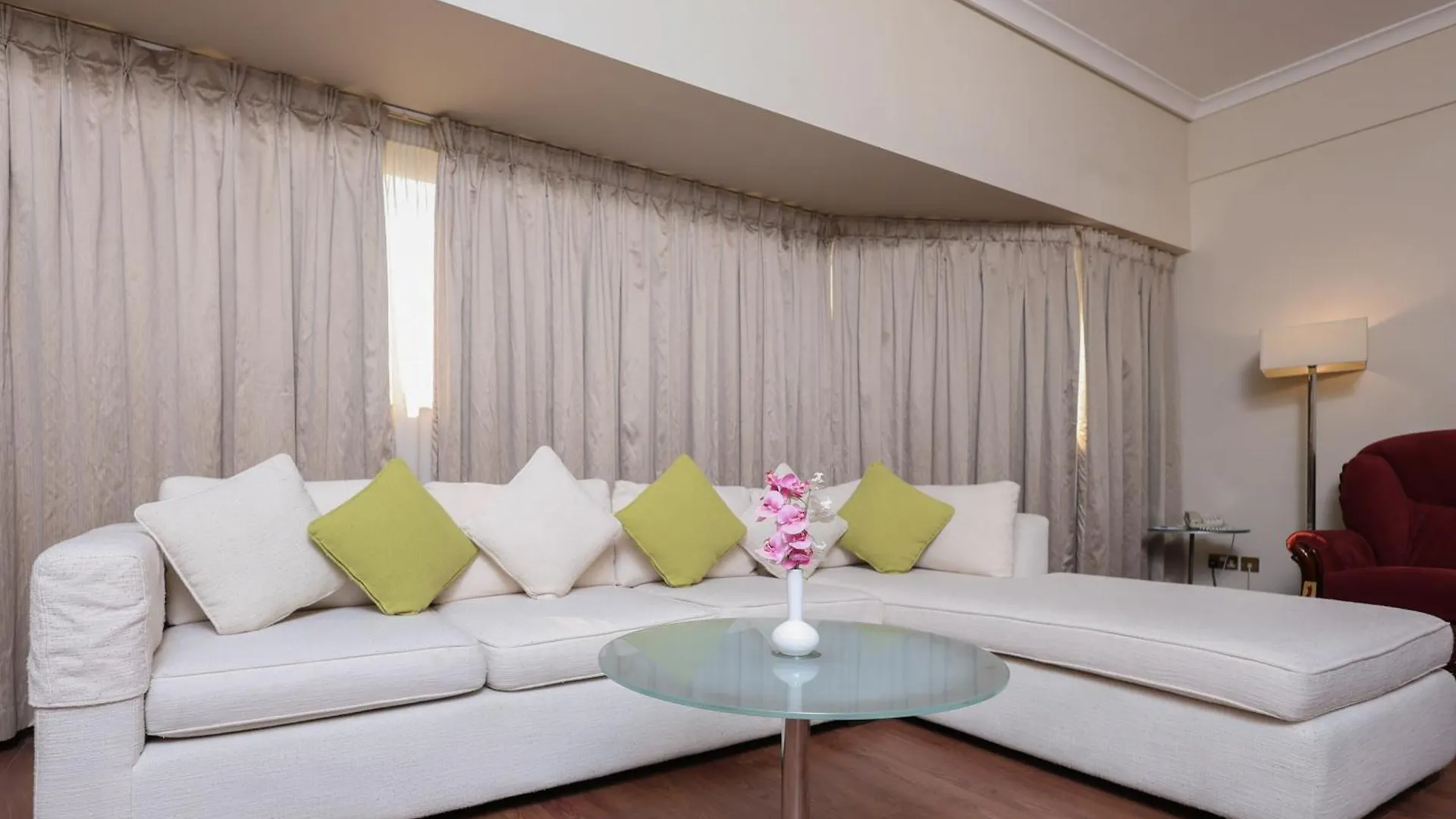 Aavri Hotel Дубай